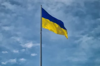 Ukraine Flagge weht im Wind.