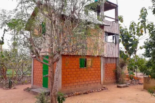 Ein Haus aus Stein und Holz in Togo