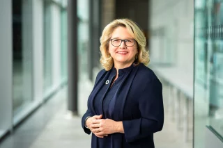 Porträtfoto von Ministerin Svenja Schulze, die dunkelblaue Bluse und Blazer trägt.