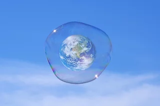 Der Planet Erde umfasst von einer Seifenblase.
