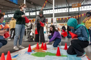 Fünf Frauen spielen das Weltspiel.