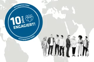 Grafik mit einem Siegel mit der Aufschrift "10 Jahre engagiert mit Engagement Global".