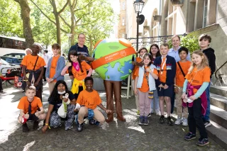 Gruppenfoto einer Grundschulklasse.